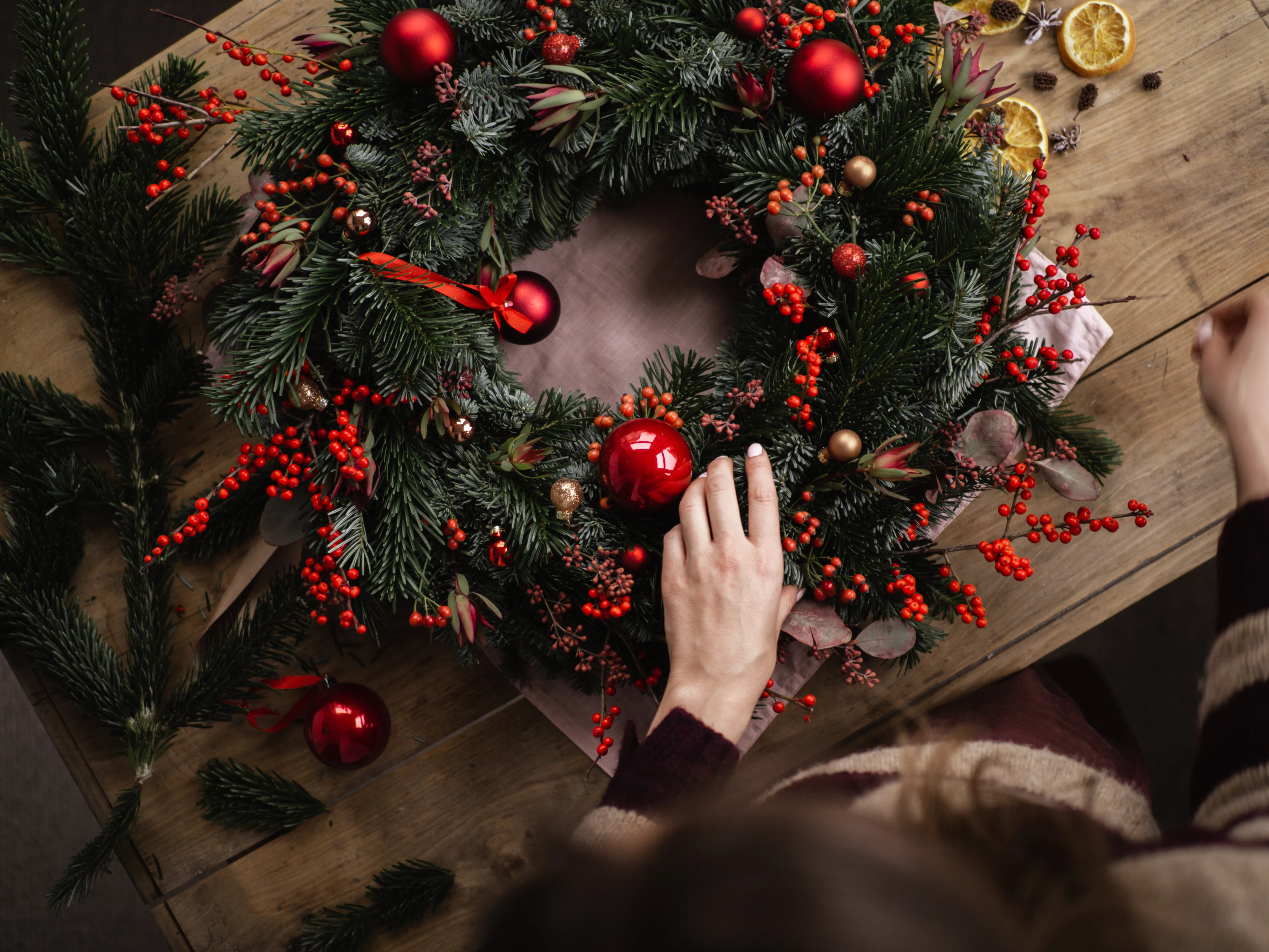 作業台の上に置いてあるクリスマスリース